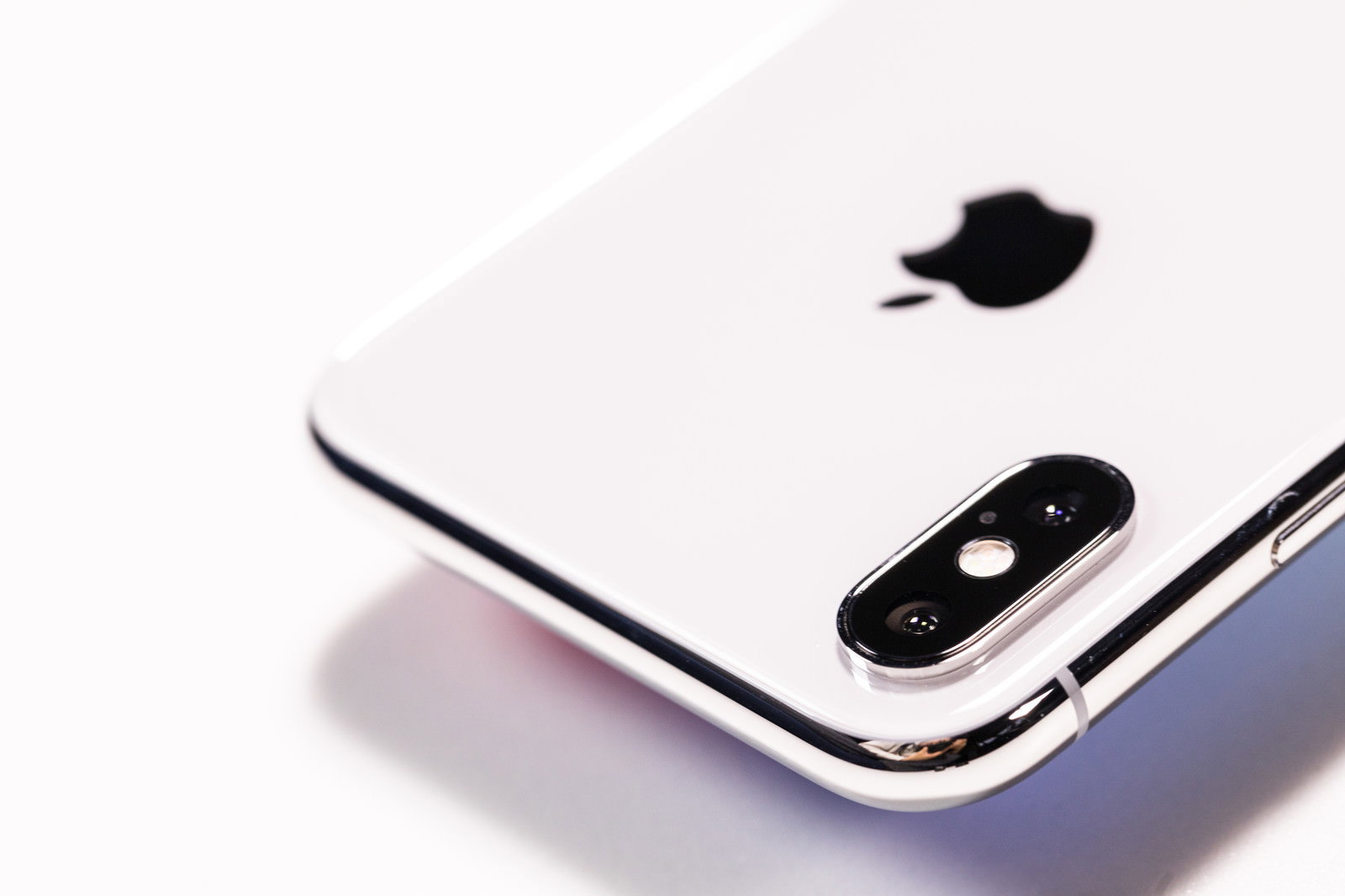 iPhone Xの白いボディに配置された黒いデュアルレンズカメラ