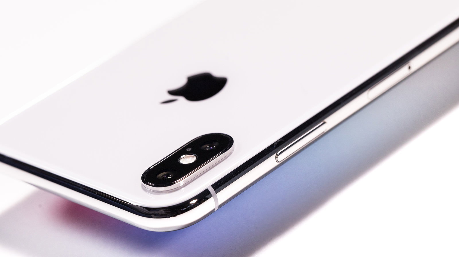 iPhone Xの白いボディとサイドボタン、デュアルレンズカメラ