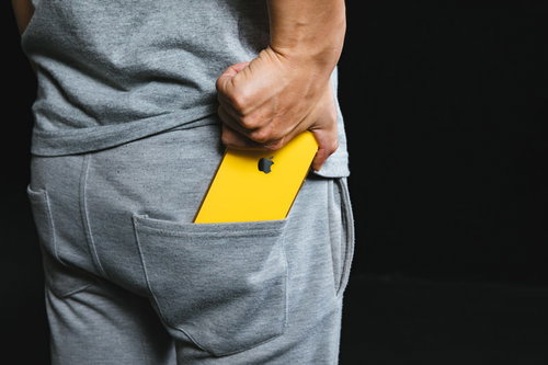 スウェットの後ろポケットに iPhoneXR を入れる