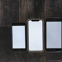 iPhone XRと旧機種を並べた画面サイズ比較の写真