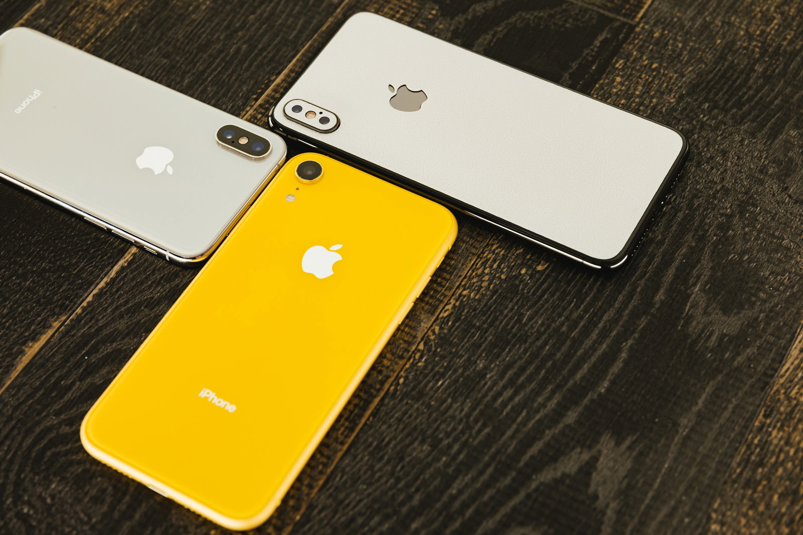 テーブルの上に並べたiPhone 3台の背面