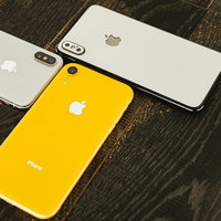 iPhone XR イエローと XS 3台並べの写真