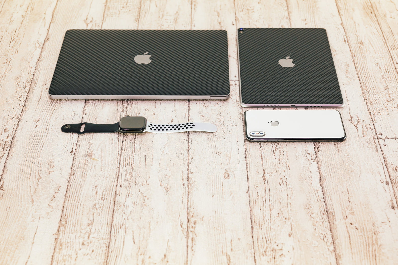 MacBook・iPad・iPhone・Apple Watchを床に並べた俯瞰写真