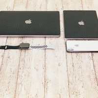 iPhoneなどのApple製品フラットレイの写真
