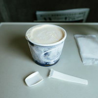 スゴクカタイアイスに折れたスプーンで涙目の写真