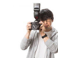 レンズキャップを外し忘れたまま撮影する初心者フォトグラファーの写真