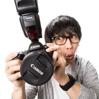 撮影データ確認中に興奮するカメコ男性とデジイチの写真