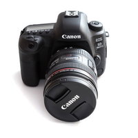 Canon EOS Mark4に24-70mmレンズを装着したデジタル一眼レフの写真