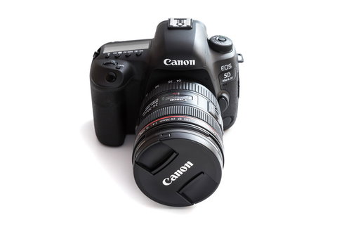 Canon EOS Mark4に24-70mmレンズを装着したデジタル一眼レフ