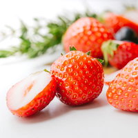 カットストロベリーの断面、新鮮なカットフルーツの写真