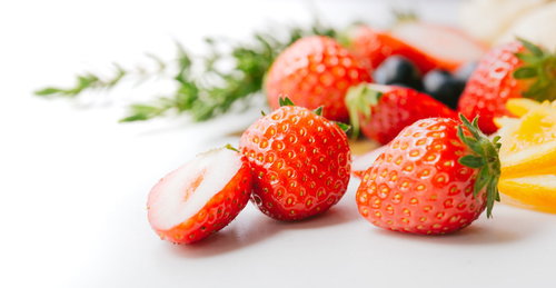 カットストロベリーの断面、新鮮なカットフルーツ