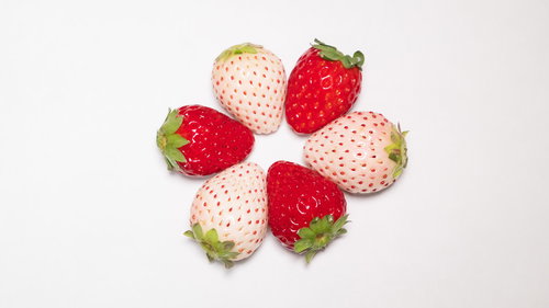 実を寄せ合う紅白の苺、新鮮なフルーツの食材