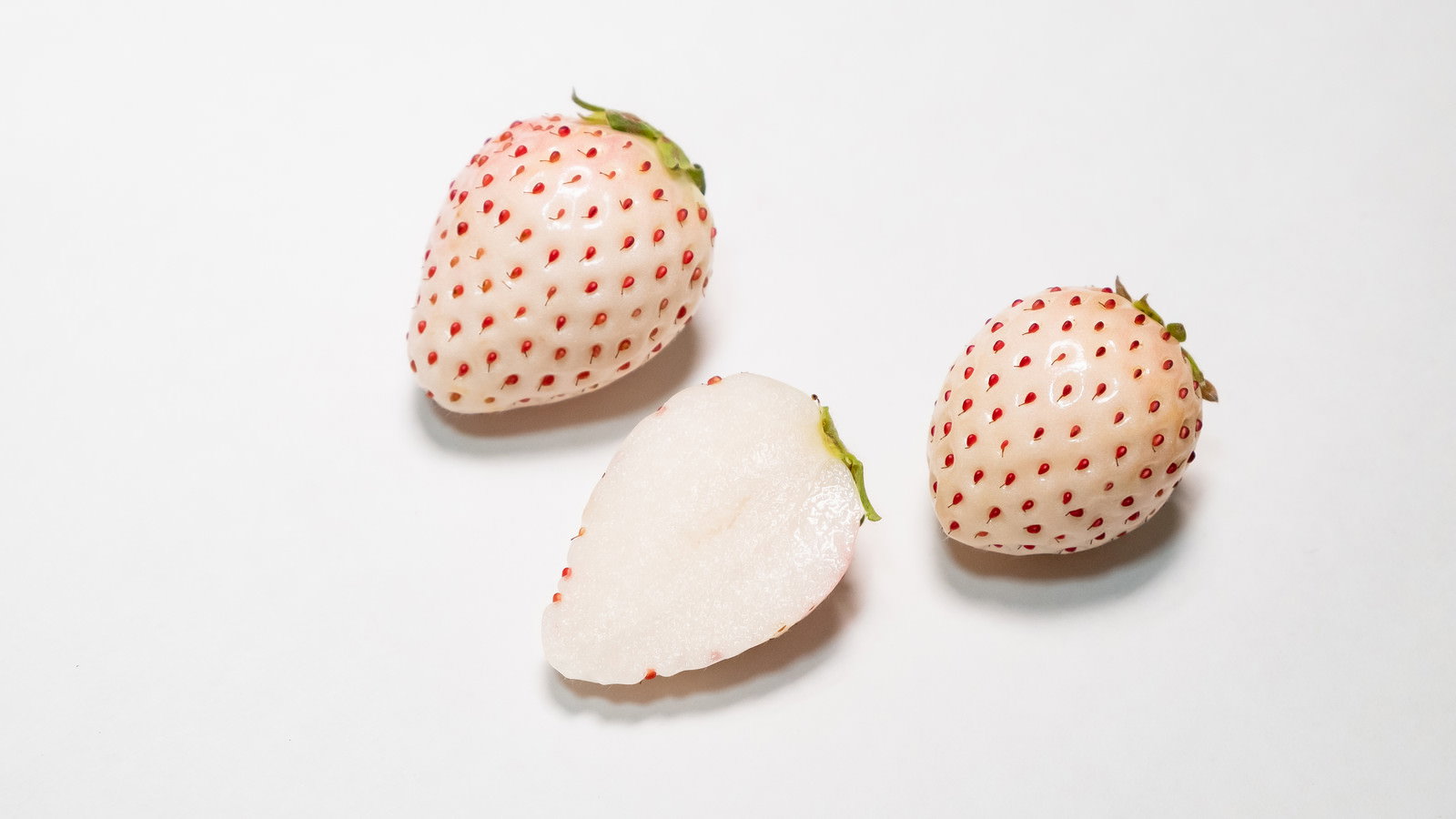 白いいちご3個のうち1個がカットされて断面が見える様子