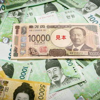 渋沢新札と韓国ウォンの紙幣を並べた両替用の紙幣の写真