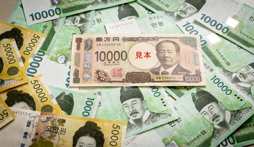 渋沢新札と韓国ウォンの紙幣を並べた両替用の紙幣