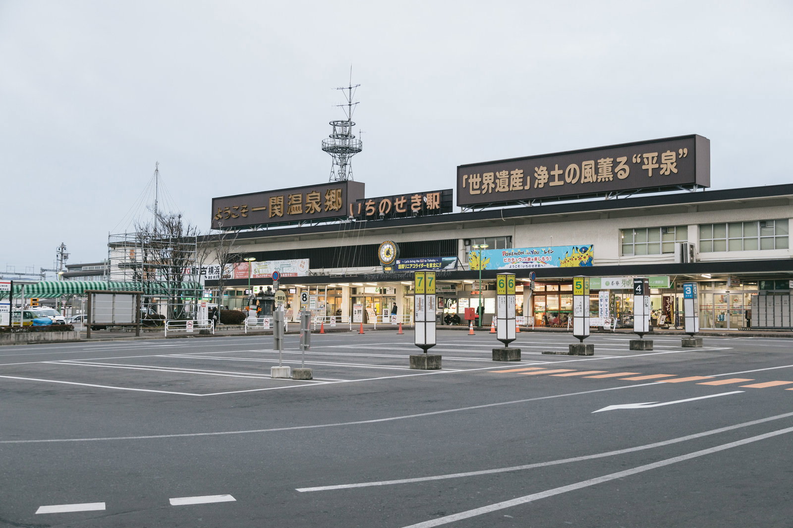 一関駅前の道路沿いに建物や店舗が立ち並ぶ街並み
