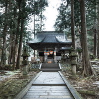 冬の雪景色に包まれた平泉中尊寺の弁慶堂と杉並木の写真