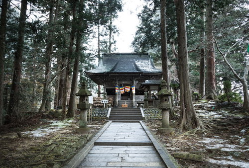 冬の雪景色に包まれた平泉中尊寺の弁慶堂と杉並木