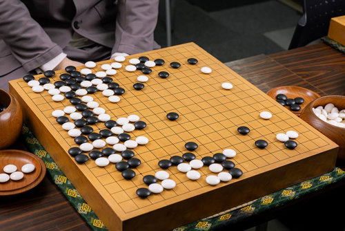 通称耳赤の一手。囲碁の歴史で五本の指に入る有名な局面。