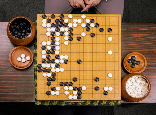 耳赤の一手。下辺黒の拡大、上方黒への援軍、右辺白への打ち込み