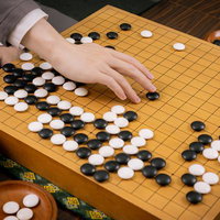 囲碁の伝説『赤耳の一手』を再現するプロ棋士の手元と盤面の写真
