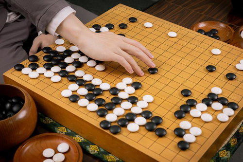 囲碁の伝説『赤耳の一手』を再現するプロ棋士の手元と盤面