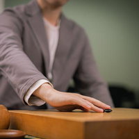 天元からはじまる囲碁の対局、黒石と白石を配置した碁盤での対戦の様子の写真