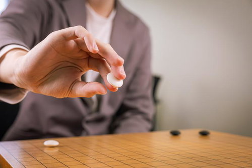 碁笥から白石を取り出す瞬間、囲碁の対局準備