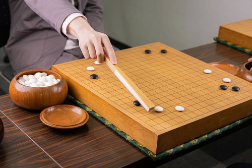 ツケ二段定石を打つ囲碁プレイヤーの対局シーン