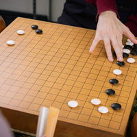 ノゾキの圧力をはねのける、棋士の冷静な一手の写真