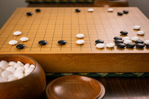 定石後の盤面で繰り広げられる迫力の攻め合い、白黒の碁石が激しく対峙