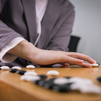 制空権を握る肩ツキで中央への布石を打つ囲碁の一局の写真