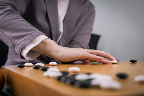 制空権を握る肩ツキで中央への布石を打つ囲碁の一局