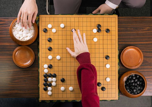 広い碁盤への転戦で示される棋士の大局観シーン
