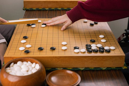 シマリへのツケから展開するサバキの手順で黒石を打つ囲碁の対局
