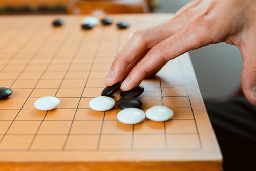 勢いよく打てない隣接の一手、下の石上を滑るように打ち込む技法。「カチャン」の鋭い響き