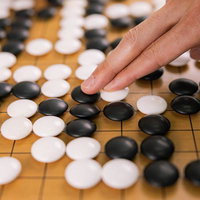 碁盤に碁石を置くアタリへの突っ込み（囲碁）の写真