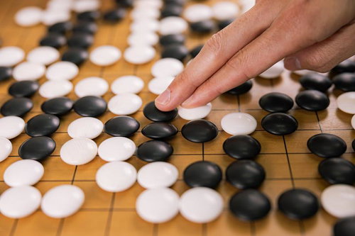 碁盤に碁石を置くアタリへの突っ込み（囲碁）