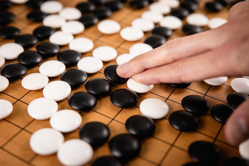 安全だった石を自ら危険に追いやる、痛恨の自滅手を打つ瞬間