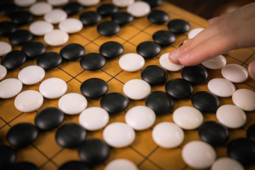 囲碁で黒の大石が白石に囲まれて取られる局面