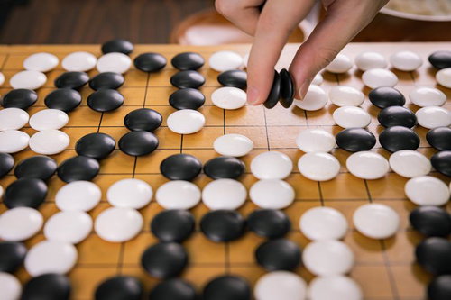 プロ棋士が複数個の黒石を一気に取る決定的瞬間