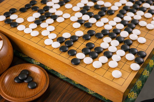 黒石25個の大石が囲まれ全滅する囲碁の決定的場面