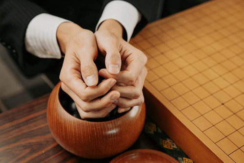 囲碁あるある：両手で包み込むように持つ、碁笥から石を効率的に運ぶ方法