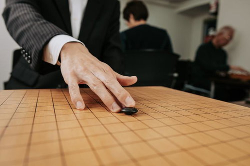 囲碁の初手で天元に落ちる黒石、対局の始まり