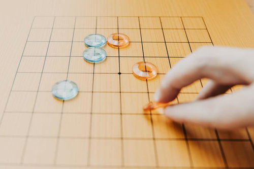 コンパクトな九路盤で囲碁の対局を楽しむ様子