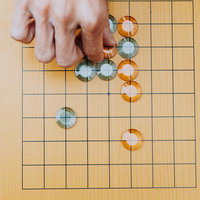 九路盤で楽しむスタイリッシュなおはじき囲碁の一手の写真