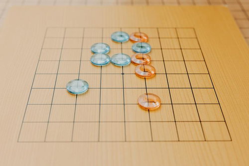 九路盤上に並べたアクリル碁石の配置と対局準備