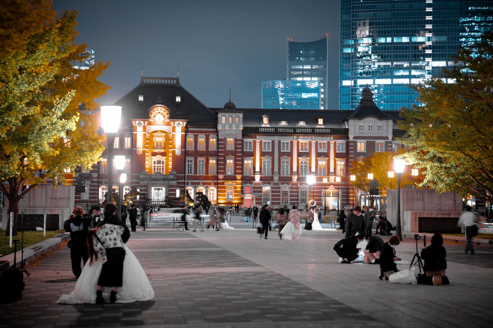 東京駅前でウエディングフォトを撮影する花嫁たち