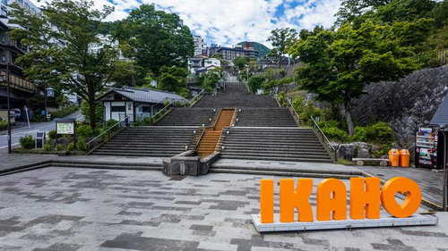 伊香保温泉の石段街に佇む緑色屋根の消火栓小屋
