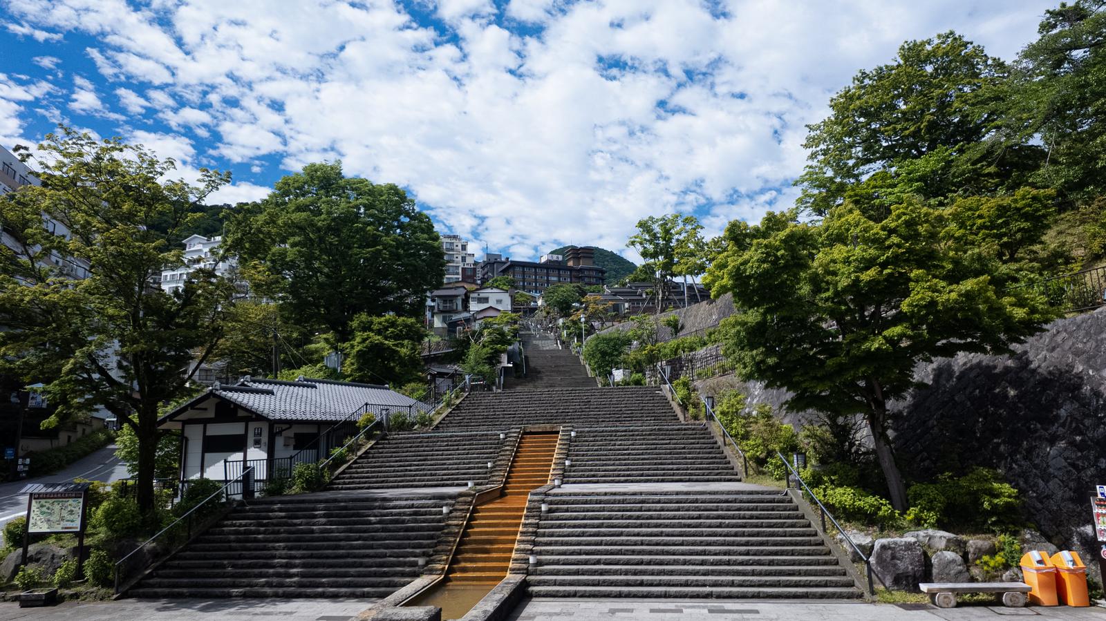 伊香保温泉石段街を下から見上げた景色
